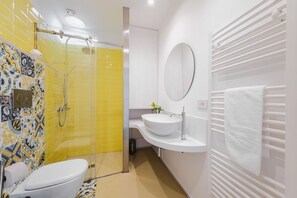 Regadera, secadora de cabello, bidet, toallas 