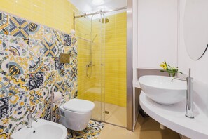 Shower, hair dryer, bidet, towels