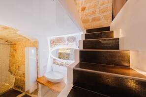 Douche, sĂšche-cheveux, bidet, serviettes fournies