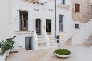 Exterior detail - Seafront Apartment by Carlo V Castle, Monopoli Old Town |  Al Castello di Amec Emanuela (Monopoli)