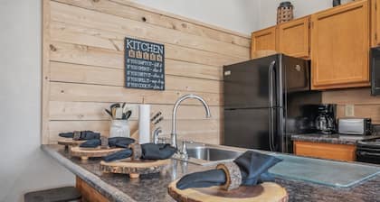 Cozy 2-bedroom condo in lovely Hidden Valley with WiFi