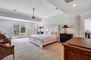 4 quartos, escrivaninha, ferros/tábuas de passar roupa