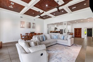 Smart-TV, stereoanlegg og kontorer