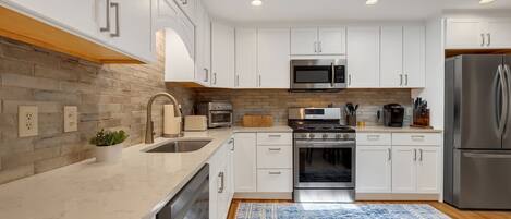 Jääkaappi, mikroaaltouuni, uuni, liesi