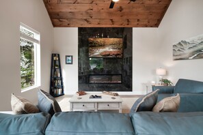 Smart-TV, Kamin, Bücher