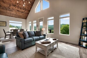 Smart TV, fireplace, books - Stunning Couples Cabin, Near Attractions, Mtn Views, Hot Tub, Non Scary Roads (Sevierville)