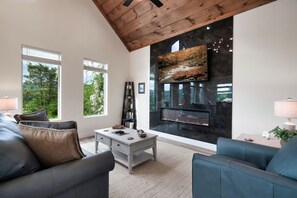 Smart-TV, peis og bøker