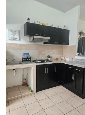 Kühlschrank, Kochgeschirr/Geschirr/Besteck