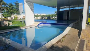 Una piscina al aire libre
