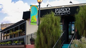 Un bâtiment sur lequel on peut lire l’inscription « Paseo Grill ».
