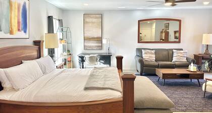 Modern Studio Retreat Stylish Spacious MR