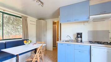 Fridge, stovetop, coffee/tea maker