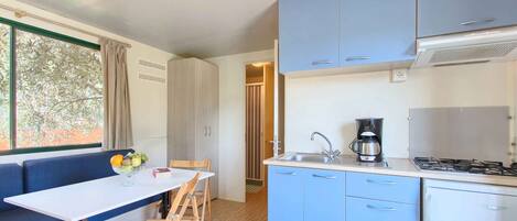 Køleskab, kogeplade, kaffe-/temaskine