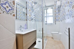 Dusche, Haartrockner, Bidet, Handtücher