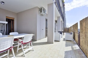Outdoor dining - GuestHost - Large 160 sqm apartment that can comfortably accommodate 8 people, thanks to three bedrooms, two bathrooms, two living rooms and a comfortable relaxation room. Two large terraces, one on each side of the apartment (about 20 sqm each), offer o (Salerno)