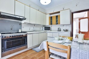 Réfrigérateur, four à micro-ondes, un four, lave-vaisselle