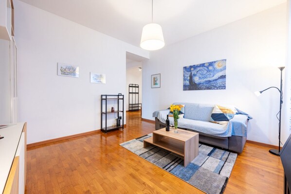 TV - Blu&Yellow Apartment in Parma Station (Parma)