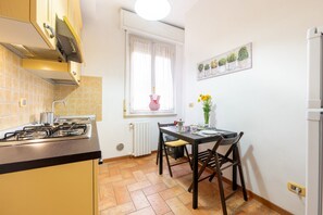 Fridge, oven, stovetop, ice maker