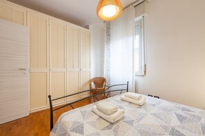 Interior - Charming apartment of about 65 sqm, perfect for 4 people, located on the fourth floor of a renovated building with elevator (NOT suitable for disabled people).The property is located in a strategic area, a short distance from the train station, and in an (Parma)