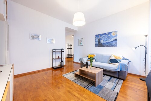 Charming apartment of about 65 sqm, perfect for 4 people, located on the fourth floor of a renovated building with elevator (NOT suitable for disabled people).The property is located in a strategic area, a short distance from the train station, and in an