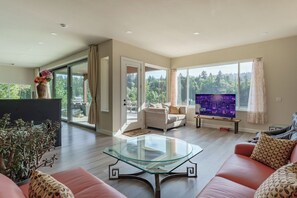 Una Smart TV, una chimenea, una biblioteca de música