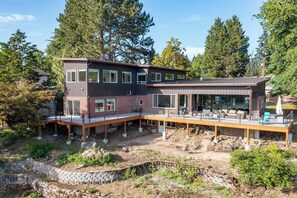 Exterior - Lake Front - Spacious 6-bedroom house with AC, WiFi, Free Parking in Milwaukie! (Milwaukie)