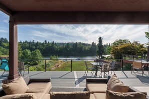 Outdoor dining - Lake Front - Spacious 6-bedroom house with AC, WiFi, Free Parking in Milwaukie! (Milwaukie)