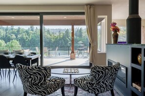 Interior - Lake Front - Spacious 6-bedroom house with AC, WiFi, Free Parking in Milwaukie! (Milwaukie)