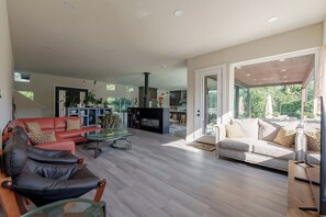 Smart TV, fireplace, music library - Lake Front - Spacious 6-bedroom house with AC, WiFi, Free Parking in Milwaukie! (Milwaukie)