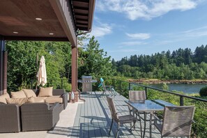 Outdoor dining - Lake Front - Spacious 6-bedroom house with AC, WiFi, Free Parking in Milwaukie! (Milwaukie)