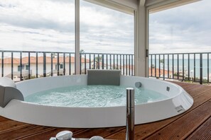 Indoor spa tub