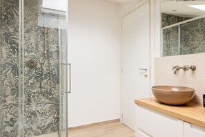 Douche, sèche-cheveux, bidet, serviettes fournies