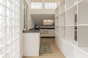 Frigorifero, microonde, forno, piano cottura