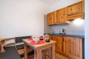 Microwave, stovetop, dishwasher, coffee/tea maker