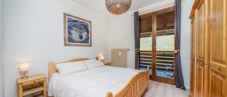 2 bedrooms, iron/ironing board, internet, bed sheets