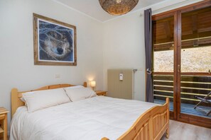 3 bedrooms, iron/ironing board, Internet, bed sheets