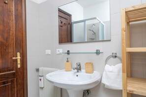 Ducha, secador de pelo, bidé y toallas