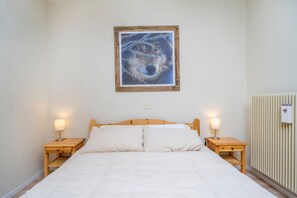 2 bedrooms, iron/ironing board, Internet, bed sheets