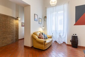Flat-screen TV - GuestHost - Livorno Central and Bright Studio! (Livorno)
