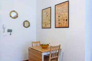 Dining - GuestHost - Livorno Central and Bright Studio! (Livorno)