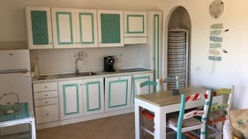 Apartamento básico, balcón, vistas al mar | Cocina privada