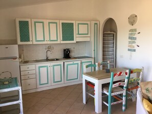 เบสิกอพาร์ทเมนท์, ระเบียง, วิวทะเล | ครัวส่วนตัว