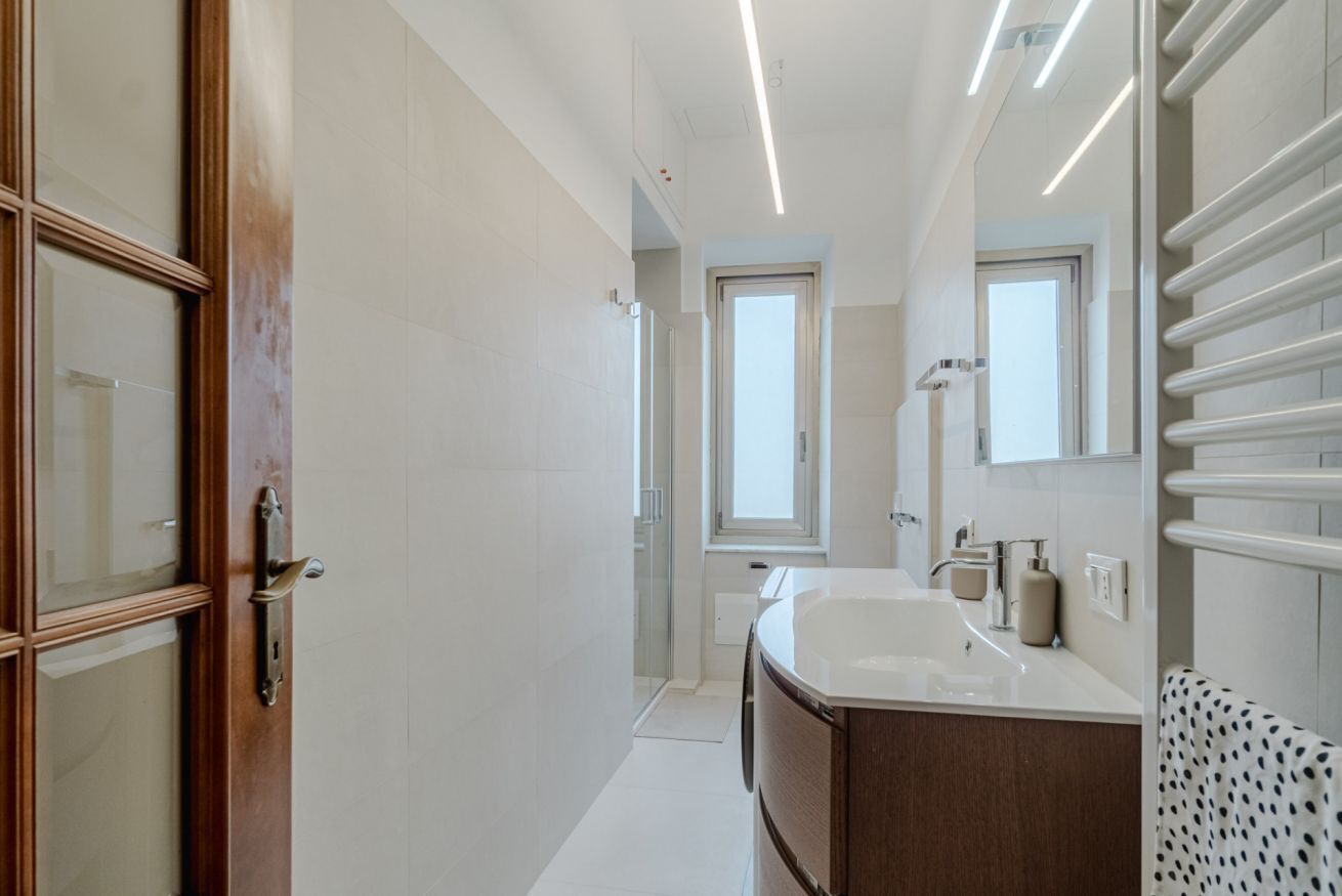 Doccia, bidet, asciugamani, carta igienica