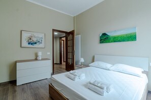 3 bedrooms, desk, WiFi, bed sheets