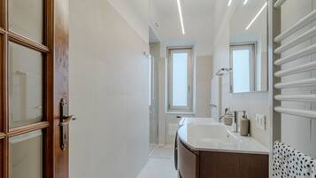 Regadera, bidet, toallas