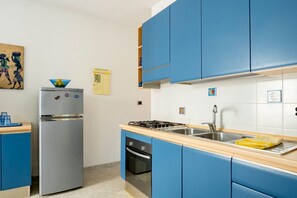 Fridge, oven, stovetop