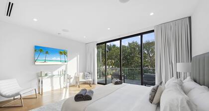 Design District Luxurious Stay, Exclusive Pool, Billiards, Backyard & Grill
