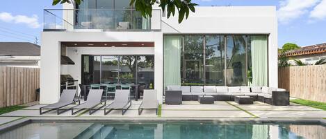 Alberca al aire libre y alberca climatizada