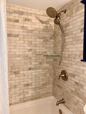 Hair dryer, towels, soap, shampoo - Wildwood 1 BDR Condo, Pool, AC, Wi-Fi, Parking, Sleeps 4. Walk to Everything! (Wildwood)