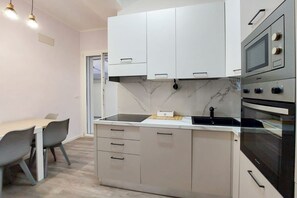 Fridge, microwave, oven, stovetop - GuestHost - Guest House - Vivamus Large and Elegant apartment (Cagliari)